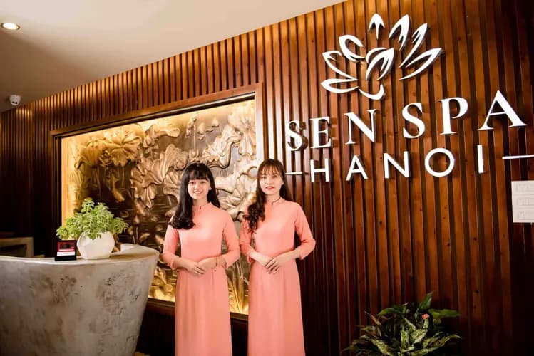 Sảnh lễ tân Sen Spa Hanoi với hai nhân viên thân thiện