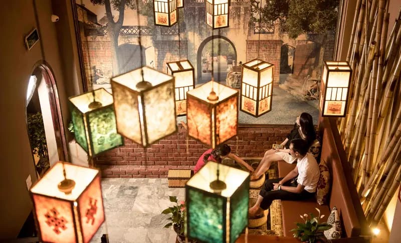 Không gian ngâm chân thư giãn với tranh vẽ và đèn lồng