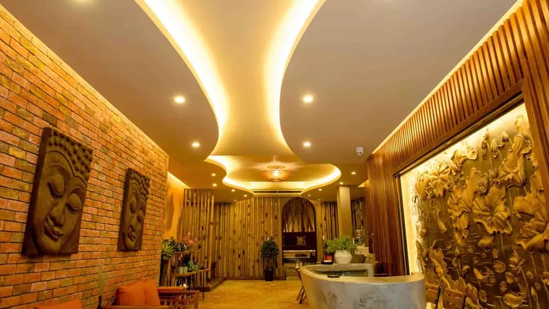 Hành lang spa ấm cúng với trần đèn uốn lượn và tường gạch