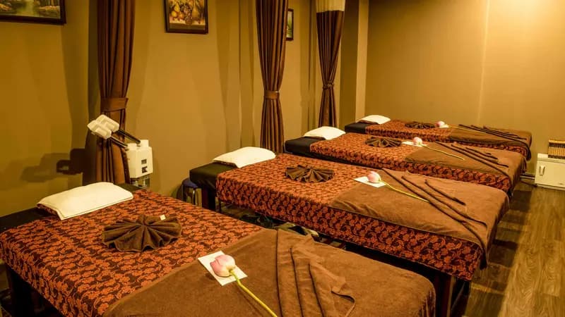 Phòng massage tập thể với nhiều giường và khăn