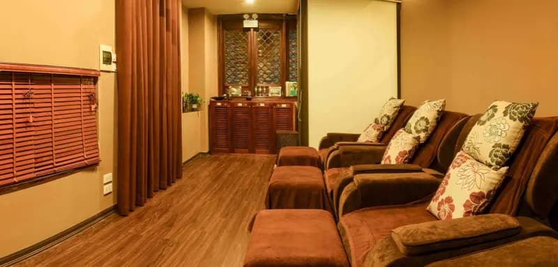 Phòng thư giãn với ghế nằm êm và ánh đèn vàng ấm áp
