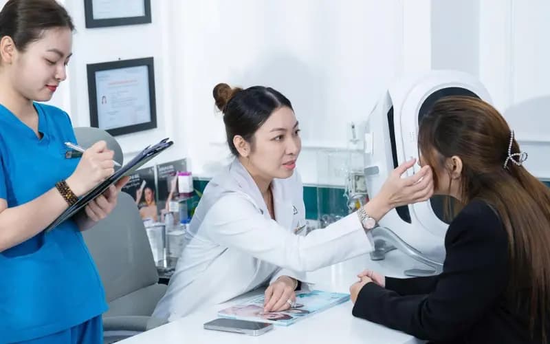 Bác sĩ tư vấn da tận tâm lắng nghe khách