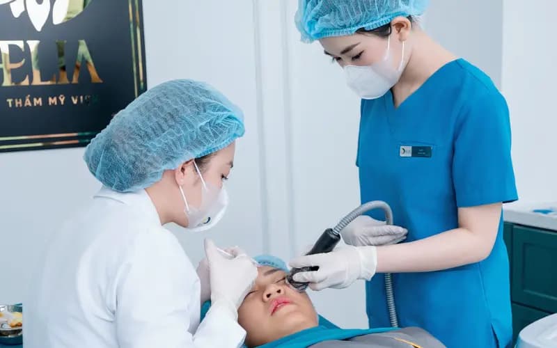 Đội ngũ thực hiện liệu trình chăm sóc da chuyên sâu