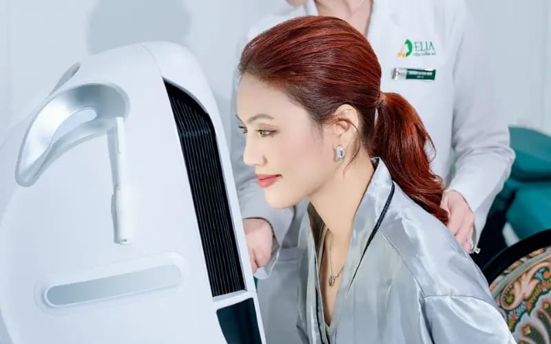 Khách hàng soi da với máy công nghệ hiện đại