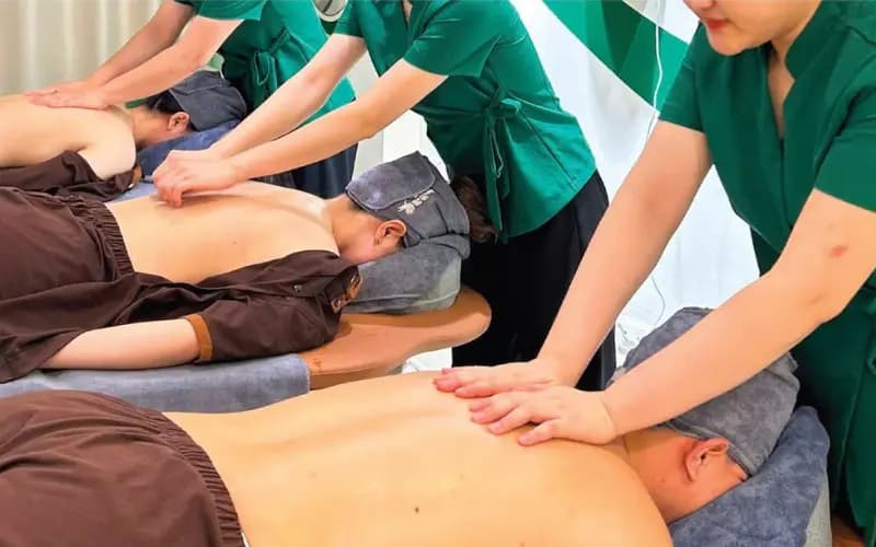 Liệu trình chuẩn spa, bàn tay chăm sóc đầy ân cần