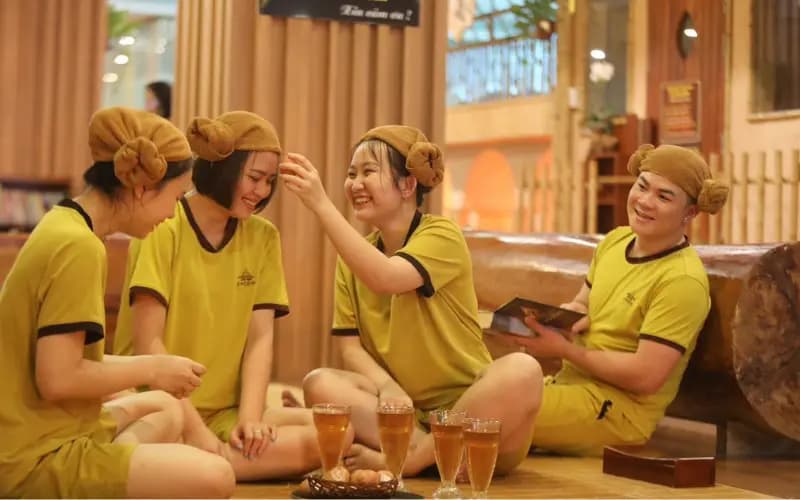 Nhóm bạn vui vẻ thưởng trà tán gẫu sau xông hơi