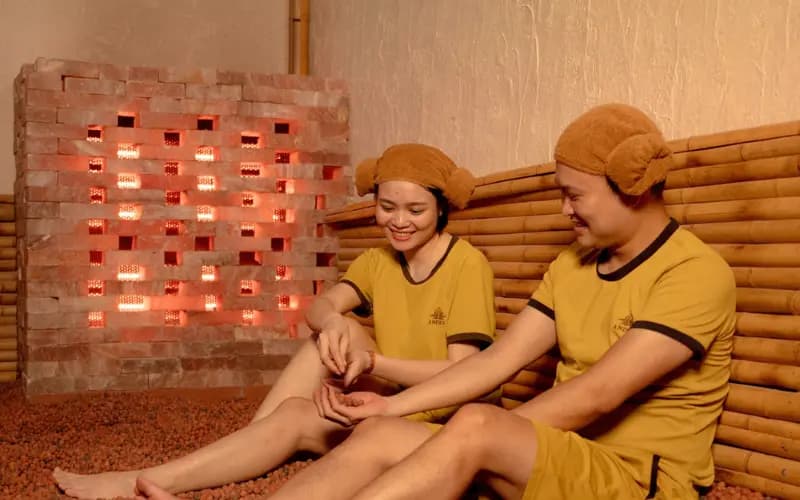 Cô bác thư giãn vai cổ trong không gian ấm cúng