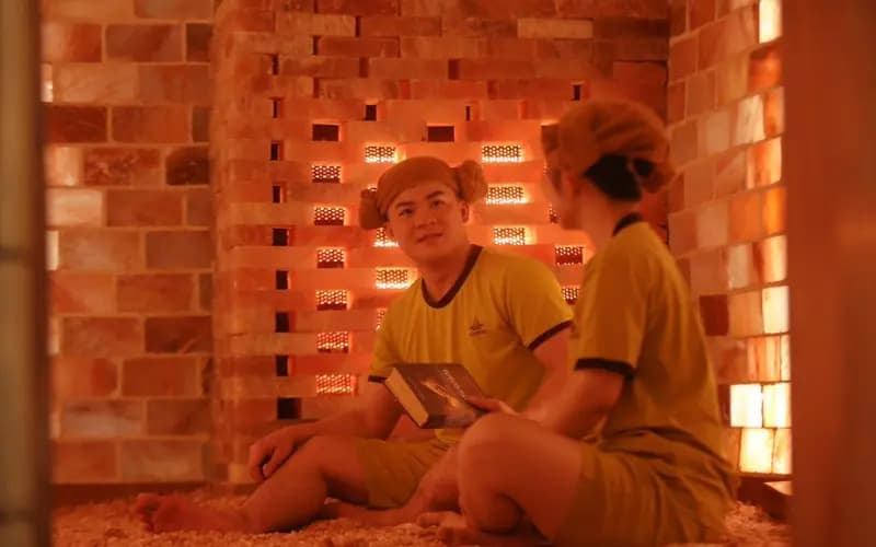 Ngồi trò chuyện thư giãn giữa ánh sáng đá muối