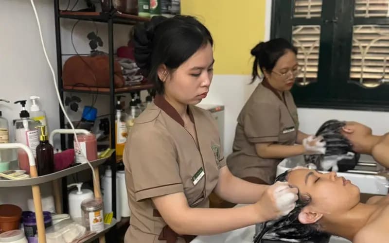 Kỹ thuật viên gội đầu dưỡng sinh chuyên nghiệp