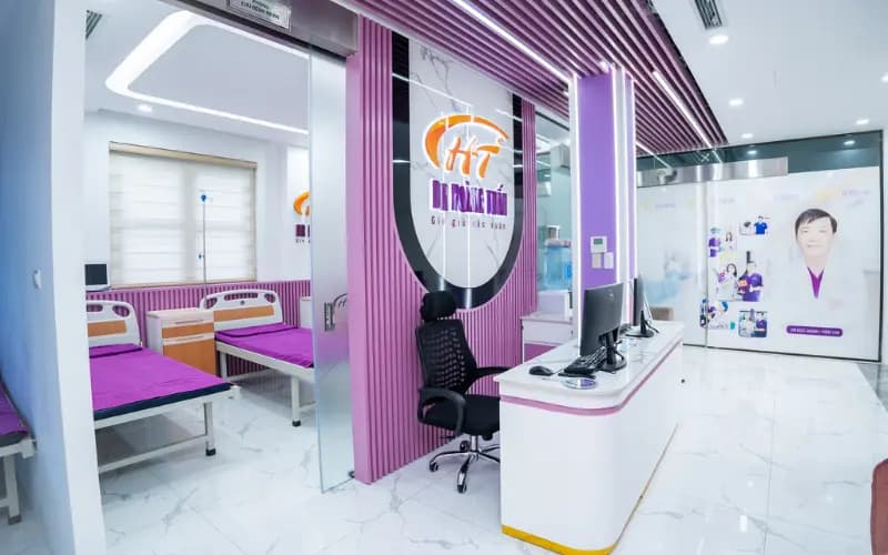 Sảnh chờ Thẩm mỹ Hoàng Tuấn sang trọng, rộng rãi