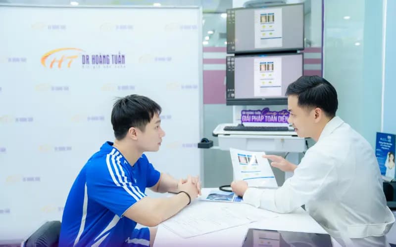 Bác sĩ tư vấn chi tiết kế hoạch điều trị cá nhân