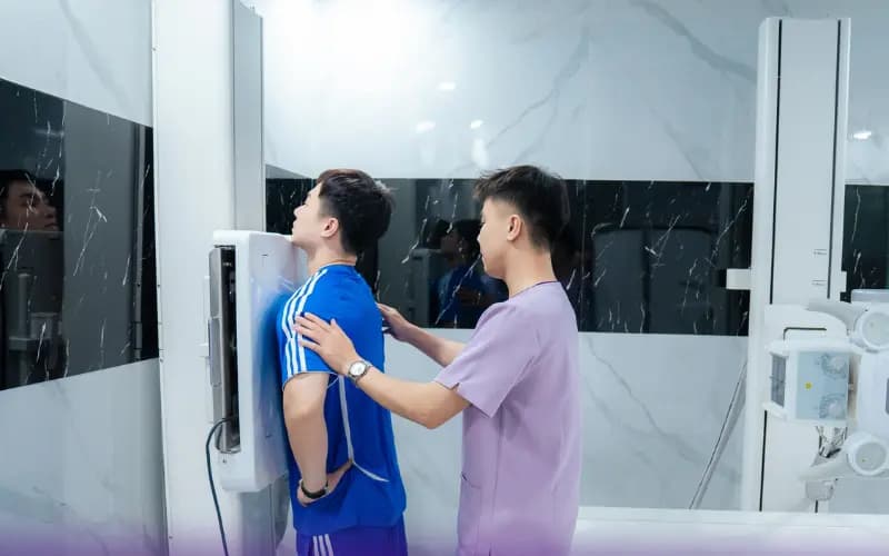 Kỹ thuật viên hỗ trợ chụp chiếu kiểm tra sức khỏe