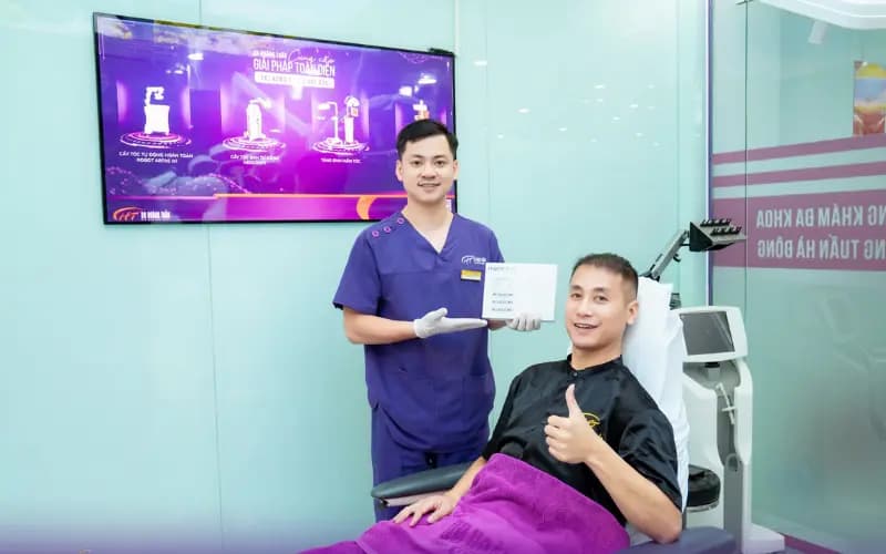 Bác sĩ và khách hàng hài lòng sau điều trị