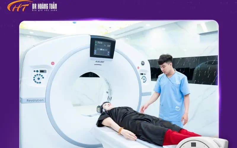 Máy chụp CT hiện đại, bác sĩ hỗ trợ bệnh nhân