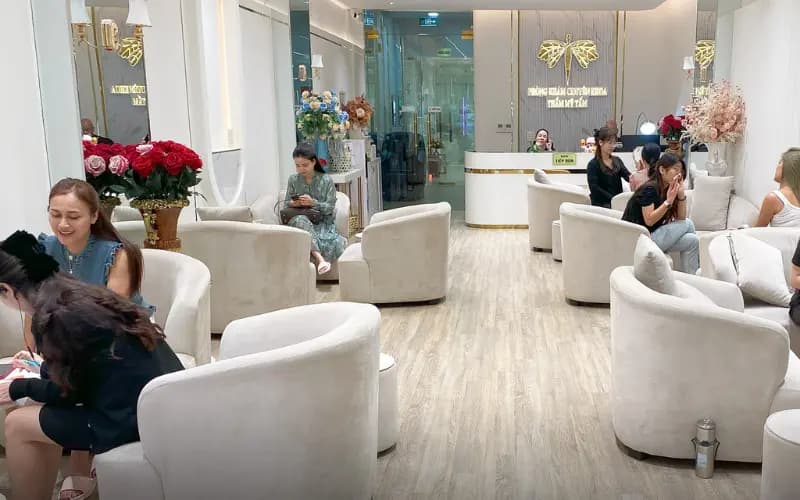 Sảnh chờ Thẩm mỹ viện Tấm sang trọng, đông khách