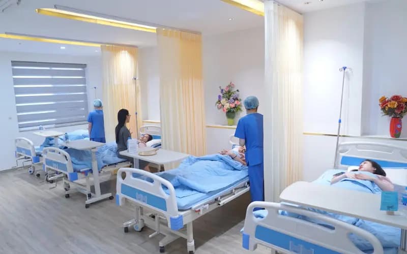 Phòng hồi sức sau phẫu thuật sạch sẽ, yên tĩnh