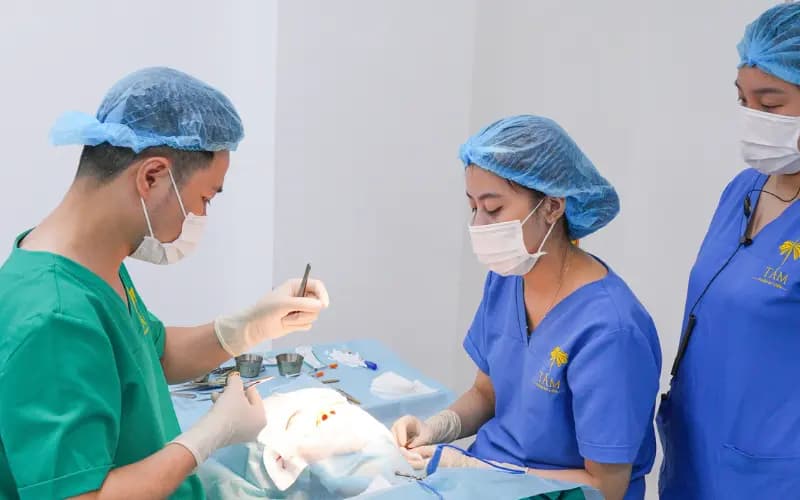 Các bác sĩ phối hợp chuyên nghiệp trong từng ca phẫu thuật 