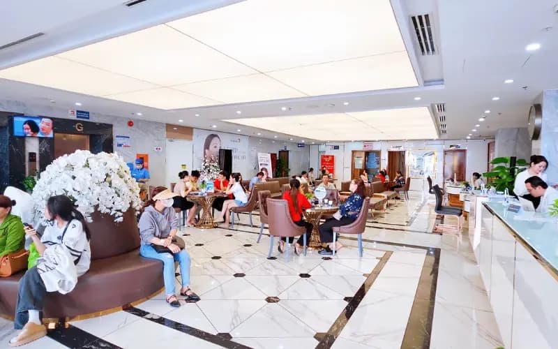 Bác sĩ tư vấn, bệnh nhân xem kết quả chẩn đoán điều trị