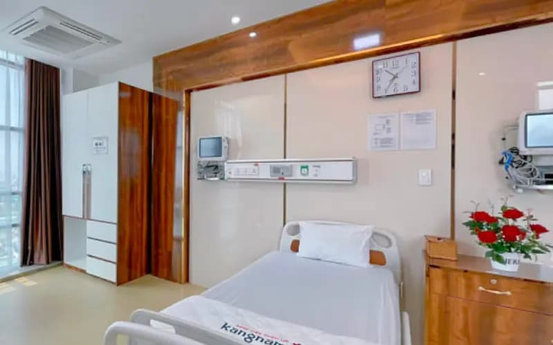 Bác sĩ kiểm tra khuôn mặt, giải thích phác đồ niềng răng chi tiết