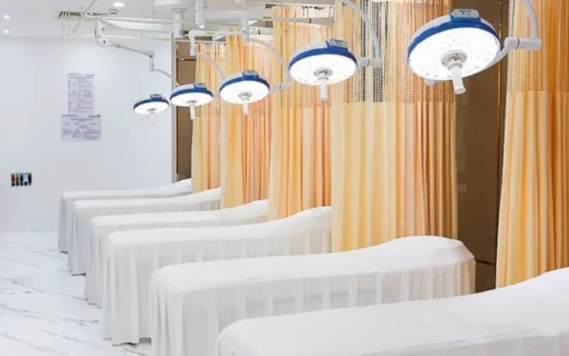 Khu vực sảnh chờ rộng rãi, khách hàng ngồi đợi thoải mái