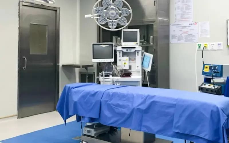 Kỹ thuật viên massage da mặt, khách thư giãn thoải mái