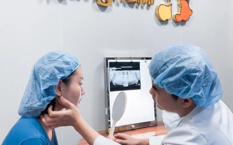 Dãy giường hậu phẫu sạch sẽ, màn che đảm bảo riêng tư