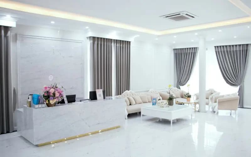 Khu vực tiếp khách rộng rãi, tinh tế với tông trắng trang nhã