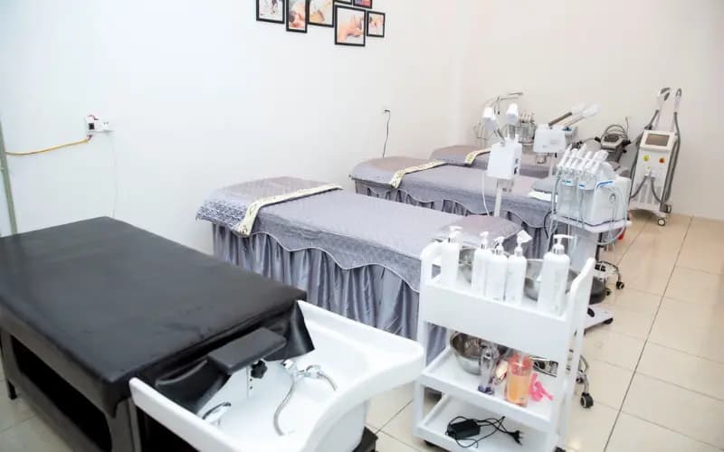 Bác sĩ tư vấn thẩm mỹ cho khách hàng tại phòng khám