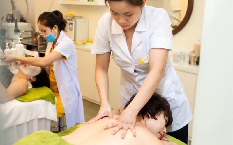 Kỹ thuật viên spa chăm sóc, massage thư giãn cho khách