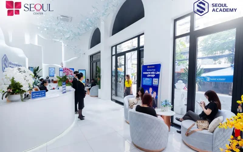 Sảnh chờ Seoul Center rộng, sáng, khách ngồi tư vấn