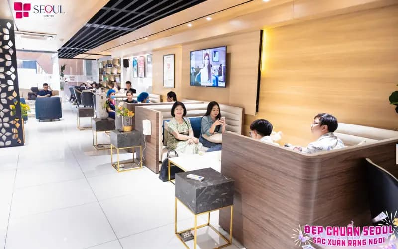  Khu ghế chờ tiện nghi, khách thư giãn xem TV.