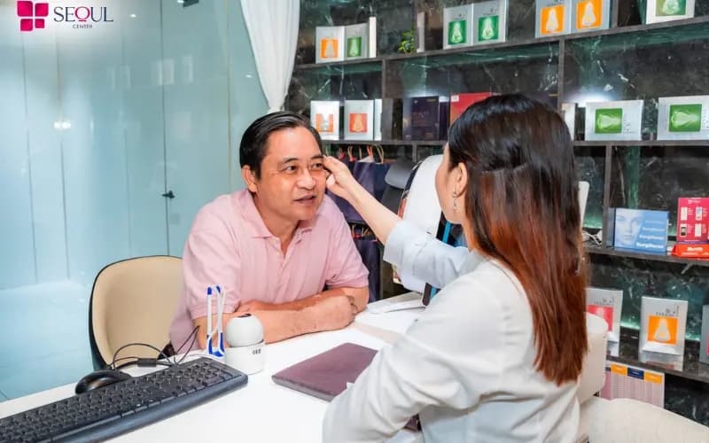 Bác sĩ Seoul Center kiểm tra vùng mắt cho khách