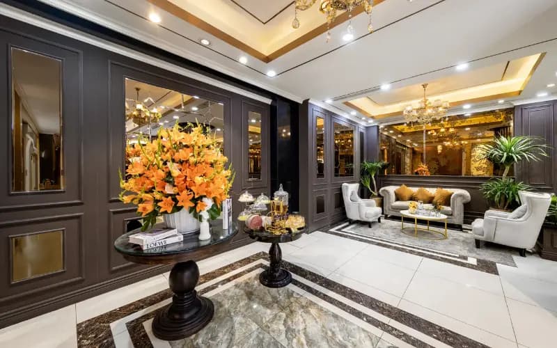 Khu chờ vàng đồng ấm áp, bày biện hoa tươi