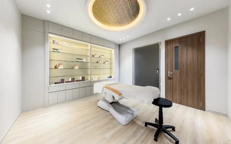 Phòng trị liệu riêng tư, giường cao cấp và kệ mỹ phẩm
