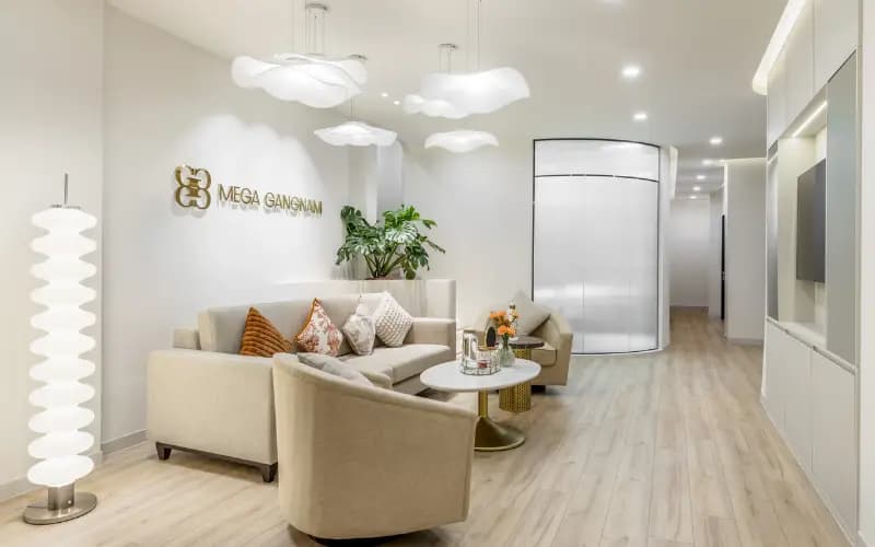 Góc lounge sáng trắng hiện đại, sofa êm và cây xanh