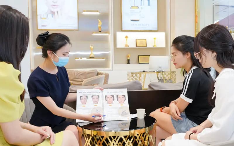 Chuyên viên trình bày phác đồ trẻ hóa cho khách