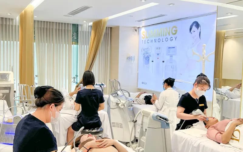 Phòng công nghệ slimming, nhiều khách đang được chăm sóc