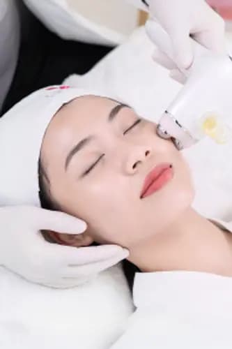 Nụ cười rạng rỡ của khách hàng tại thẩm mỹ viện