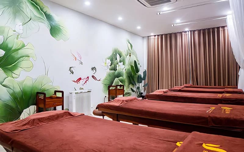 Phòng massage giường đôi, tường vẽ sen mềm mại