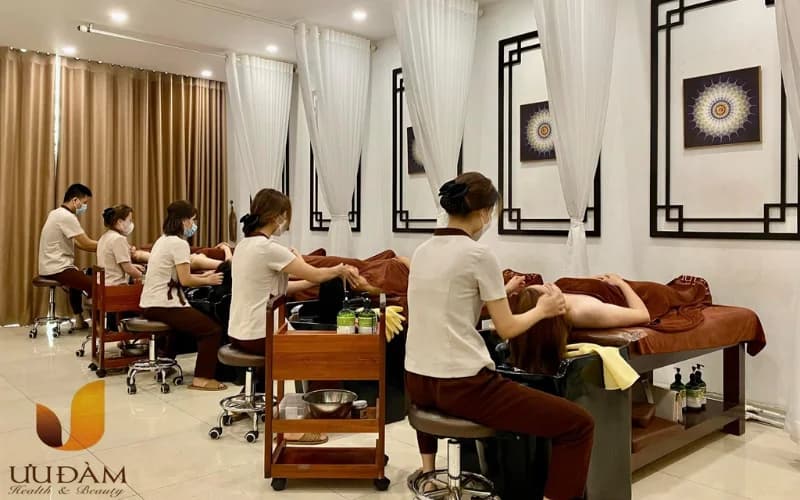 Chuyên viên gội dưỡng, massage da đầu thư giãn sâu