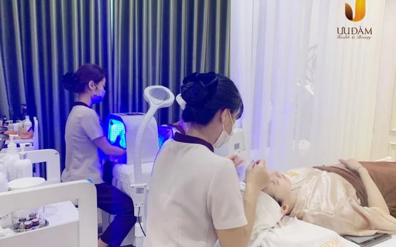 Chăm sóc da công nghệ cao, ánh sáng sinh học dịu nhẹ