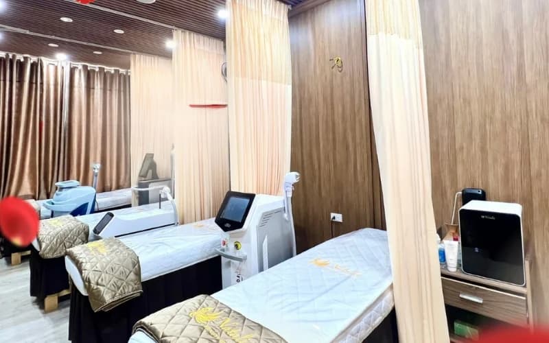 Phòng điều trị riêng tư, giường êm và máy công nghệ