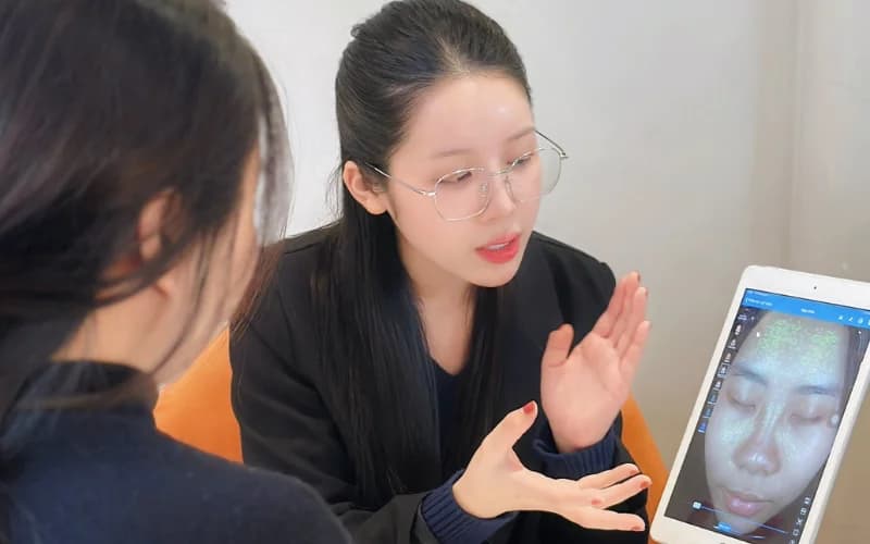 Chuyên gia phân tích da bằng công nghệ soi da hiện đại
