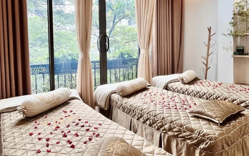 Phòng massage giường đôi, ánh sáng tự nhiên nhìn ra cây