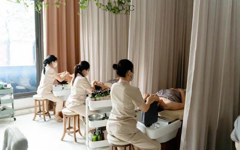 Chuyên viên massage da đầu, thao tác nhịp nhàng, nhẹ dịu