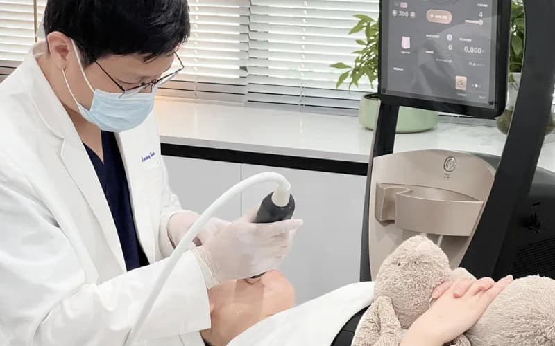 Bác sĩ thao tác công nghệ cao, chăm sóc da chuyên sâu