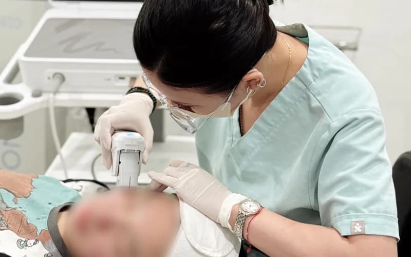 Kỹ thuật viên tập trung điều trị, đảm bảo chuẩn y khoa