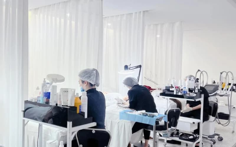 Phòng điều trị trắng sáng, nhiều giường, thiết bị hiện đại