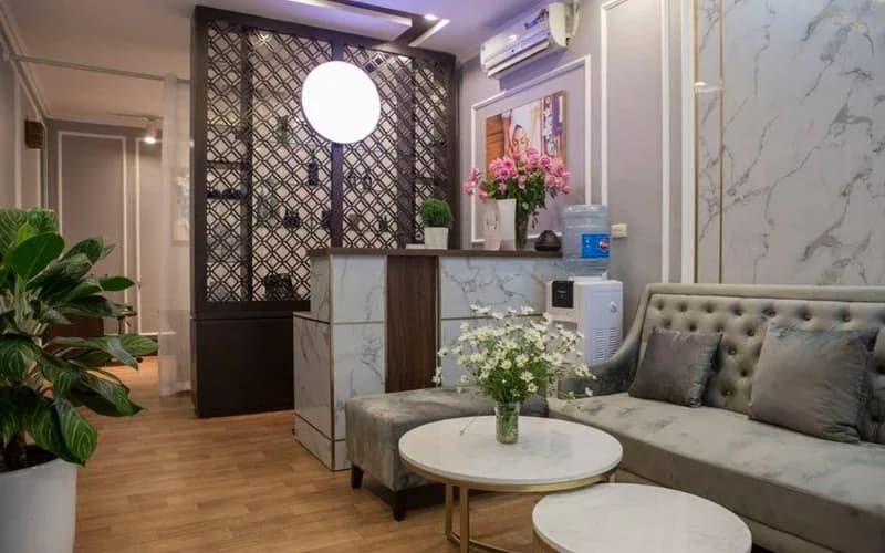 Sảnh chờ spa sang trọng, sofa êm và hoa tươi