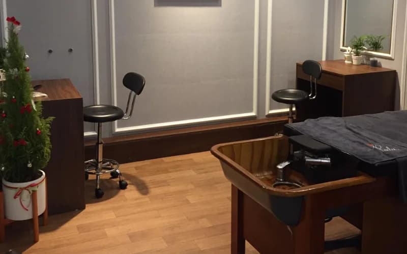 Phòng dịch vụ gọn gàng, nội thất gỗ ấm áp